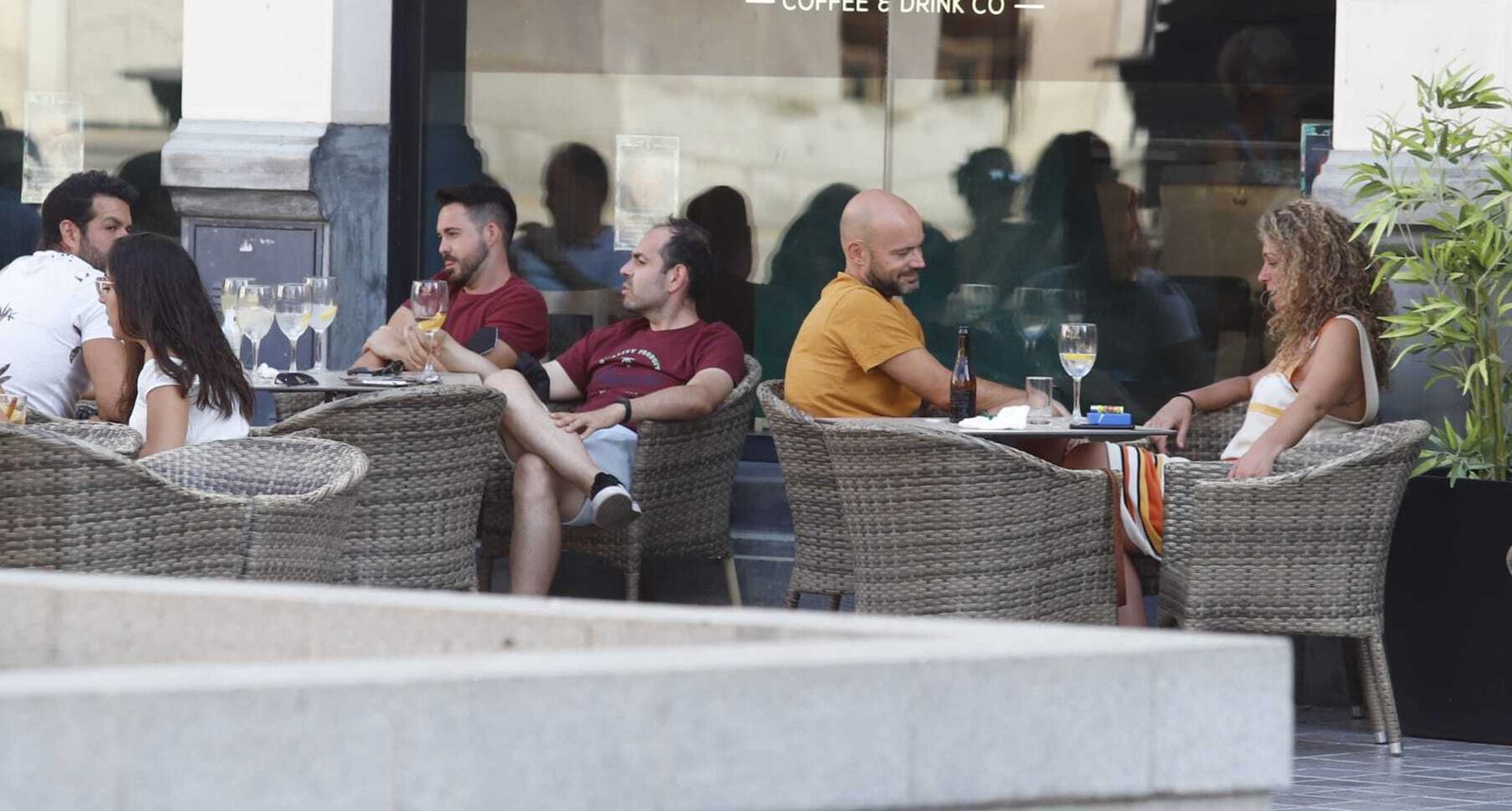 Ambiente en una de las terrazas de la capital onubense.