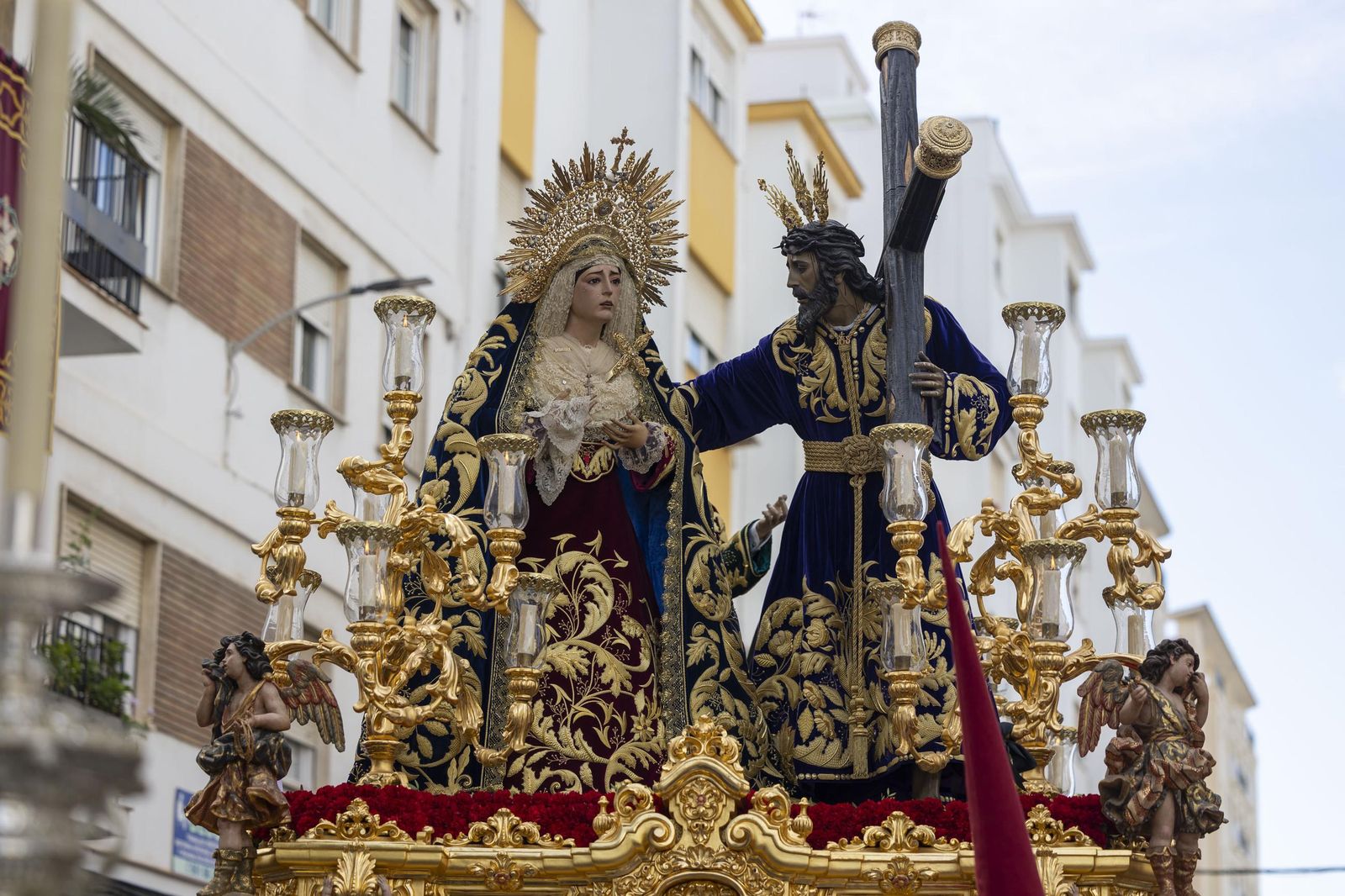 La imagen de la Virgen de la Amargura, con el manto de salida que lucirá la talla sevillana de Nuestra Señora de Montserrat