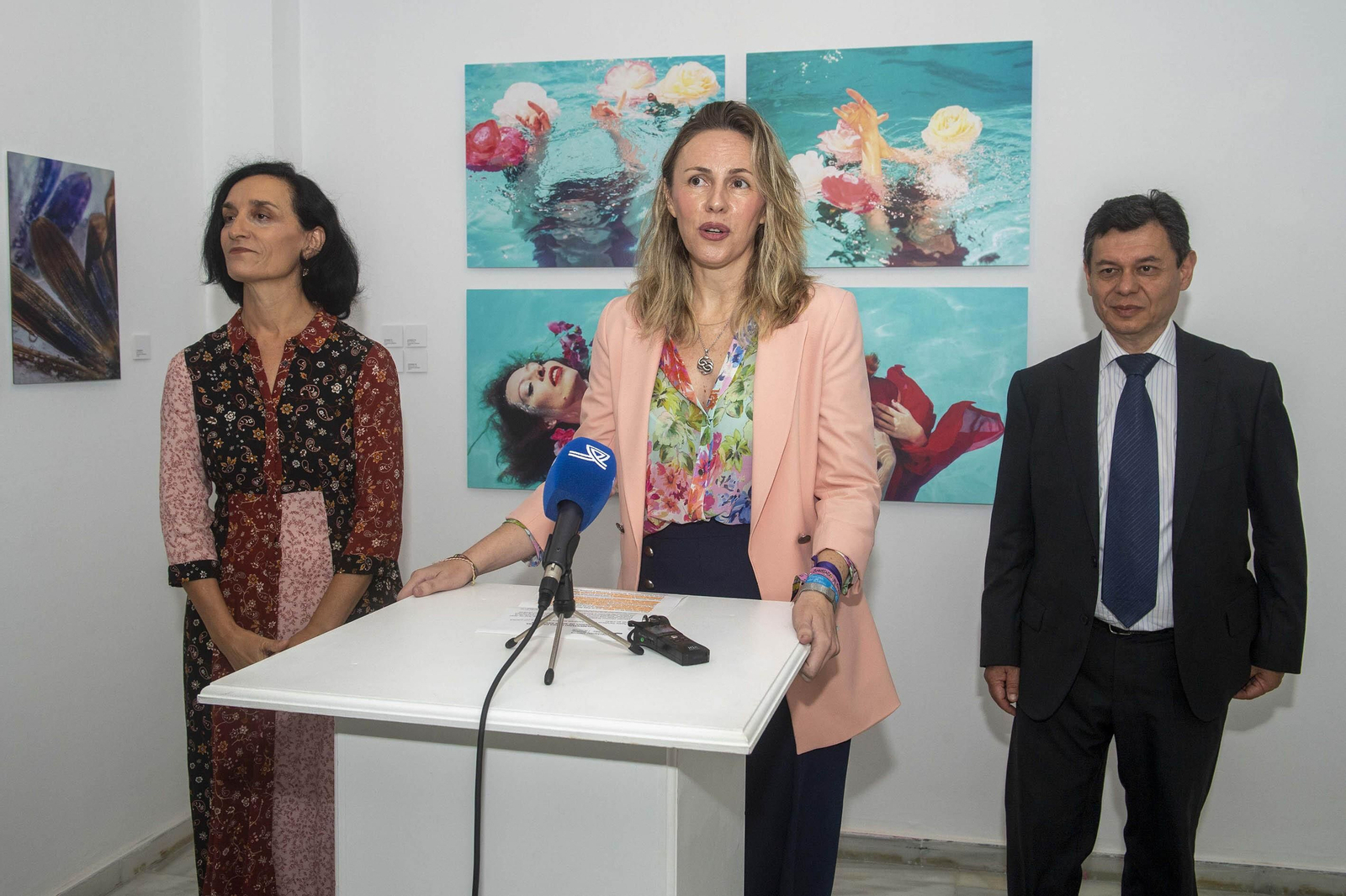 Un momento de la inauguración de la muestra, con Agata Sandecor a la izquierda de la imagen. Un momento de la inauguración de la muestra, con Agata Sandecor a la izquierda de la imagen.