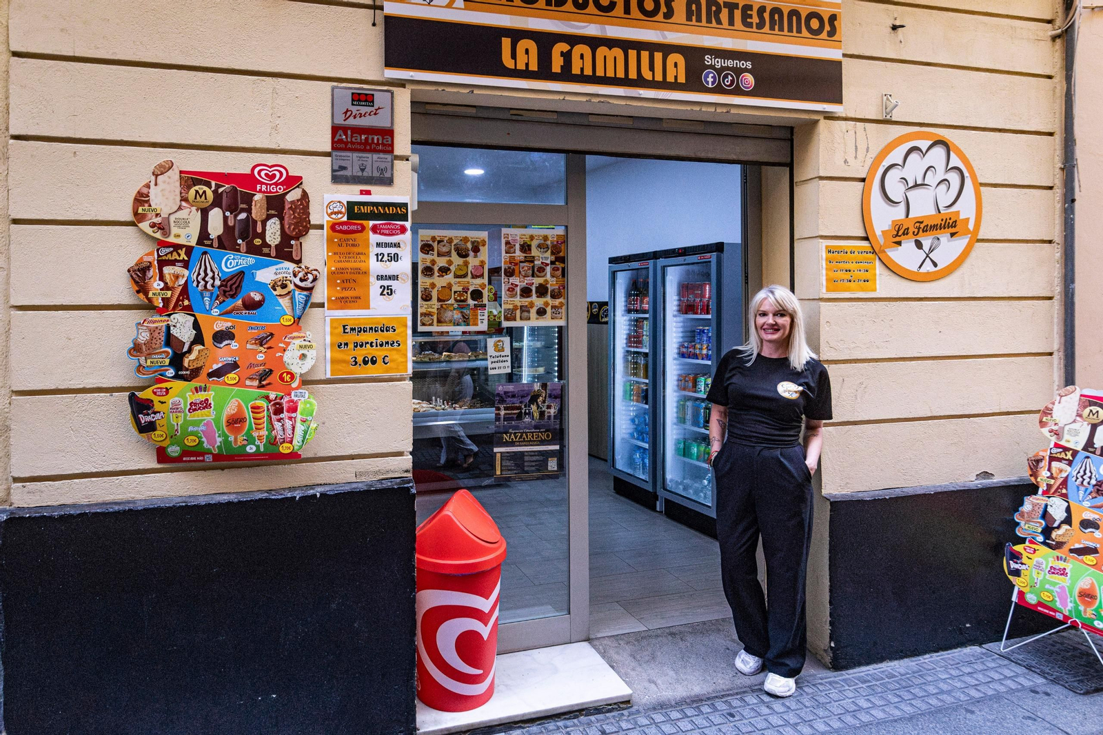 Sonia de Andrés posa en la puerta del establecimiento.