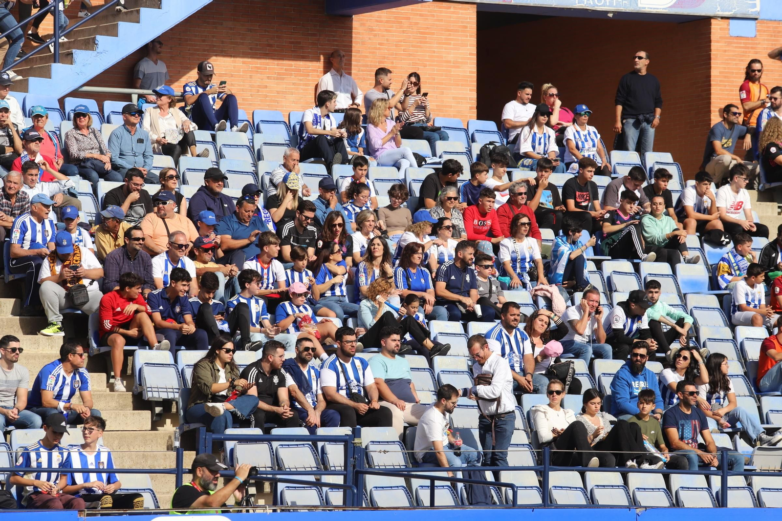 Imágenes del gran ambiente en el Nuevo Colombino para ver el  Recre-Burgos