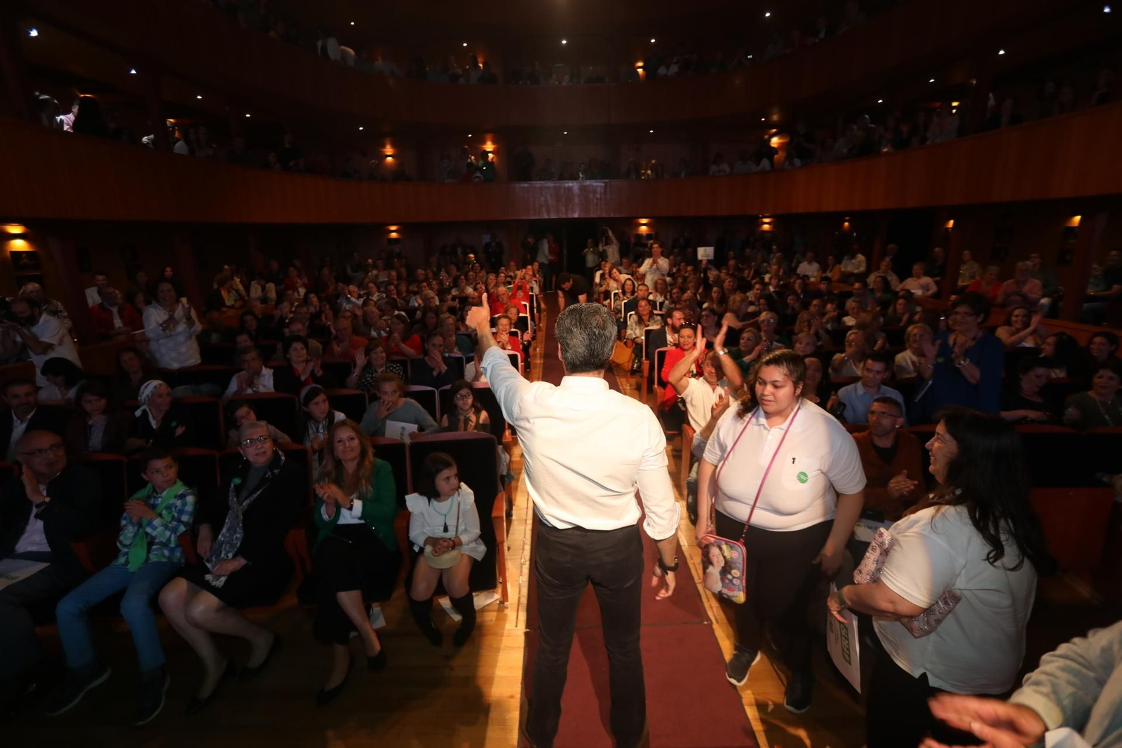 Fran Romero saluda a los isleños que llenaron el Teatro para arropar la presentación de la candidatura de AxSí.