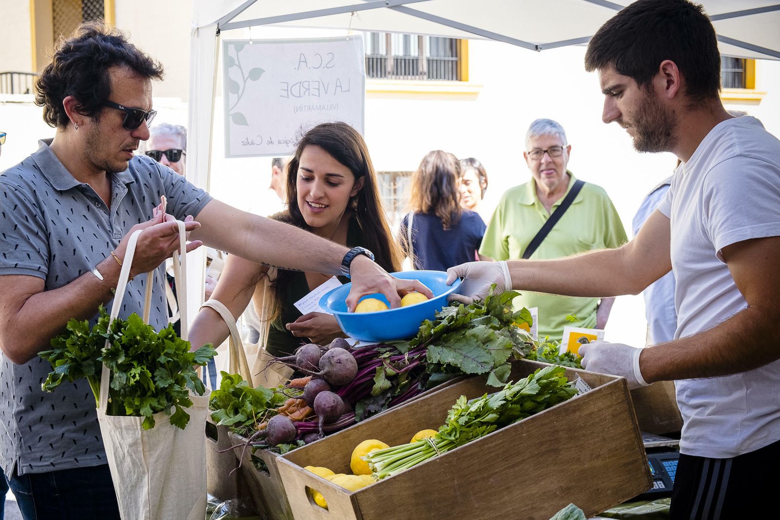 José María González compra los productos en el Ecomercado.