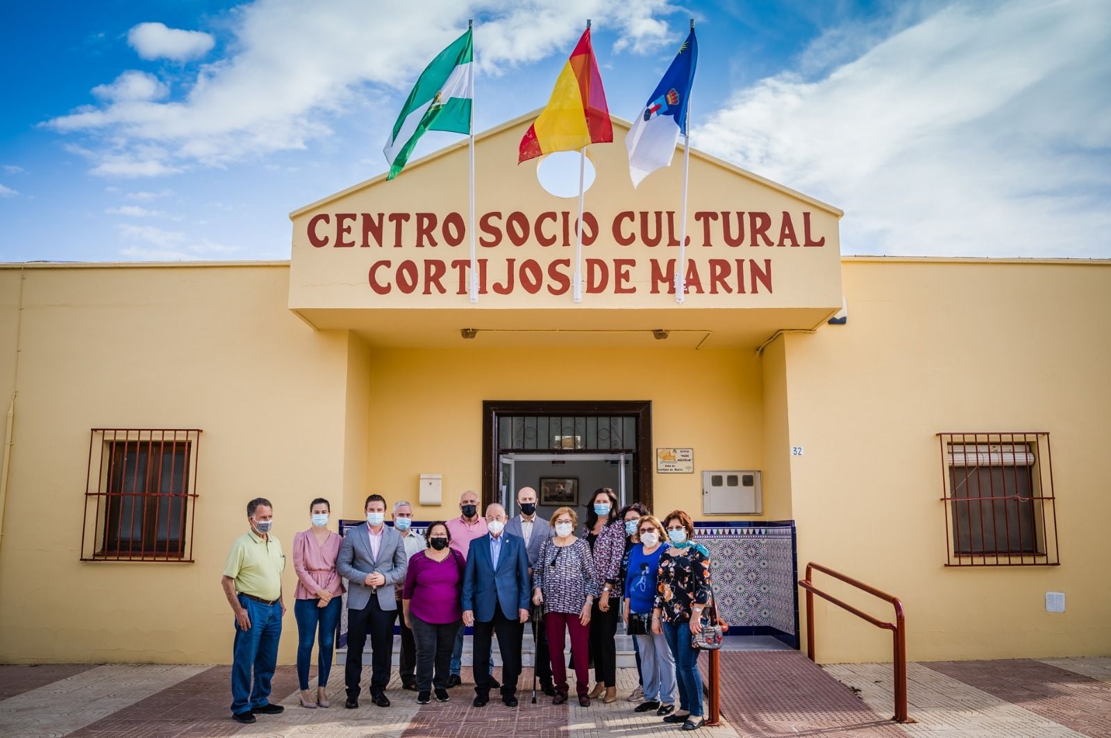 Visita de los representantes municipales al edificio en Cortijos de Marín.