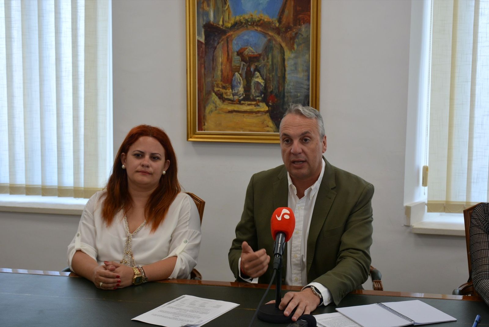 El alcalde, Juan Carlos Ruiz Boix, junto a la edil de Hacienda, Mónica Córdoba.