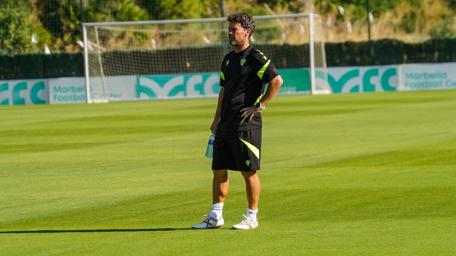 El entrenador rojiblanco sigue de cerca uno de los entrenamientos del equipo en la pretemporada.