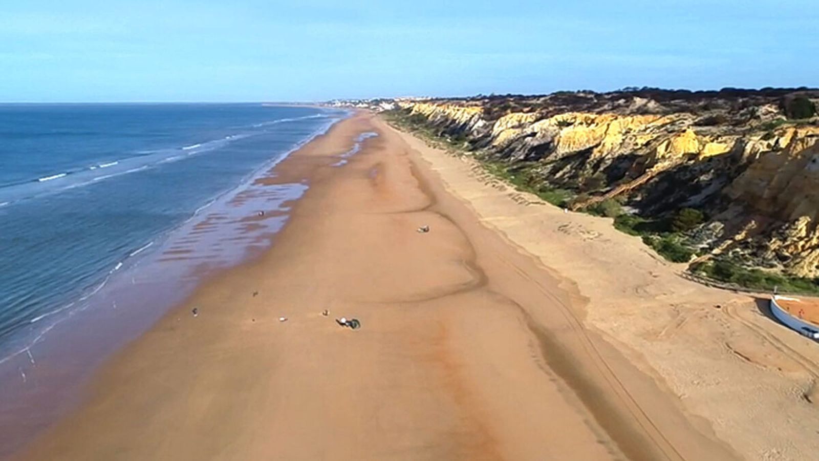 Los espectaculares acantilados forman parte del paisaje de la playa de Torre del Loro, en Mazagón.
