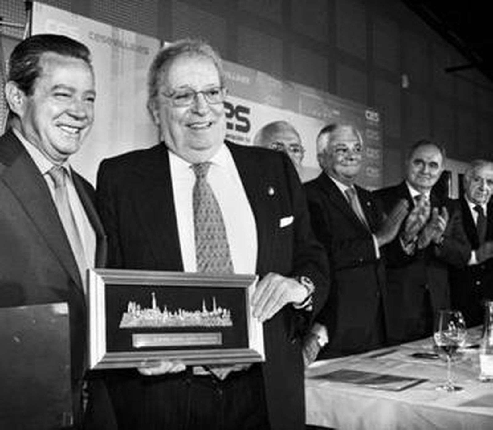 Valentín Álvarez Vigil recibe el premio Rafael Padura de manos de Antonio Galadí.