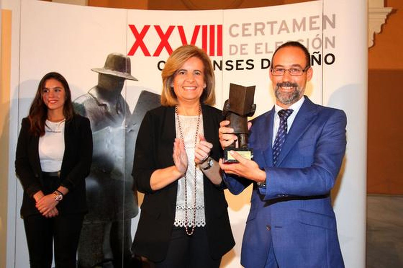 Fatima Báñez, ministra de Empleo y Seguridad Social, aplaude al premiado Daniel Velo, director administrativo de Agrícola El Bosque, empresa que forma parte del colectivo Plus Berries.

Foto: Alberto Dominguez / Josue Correa / Canterla
