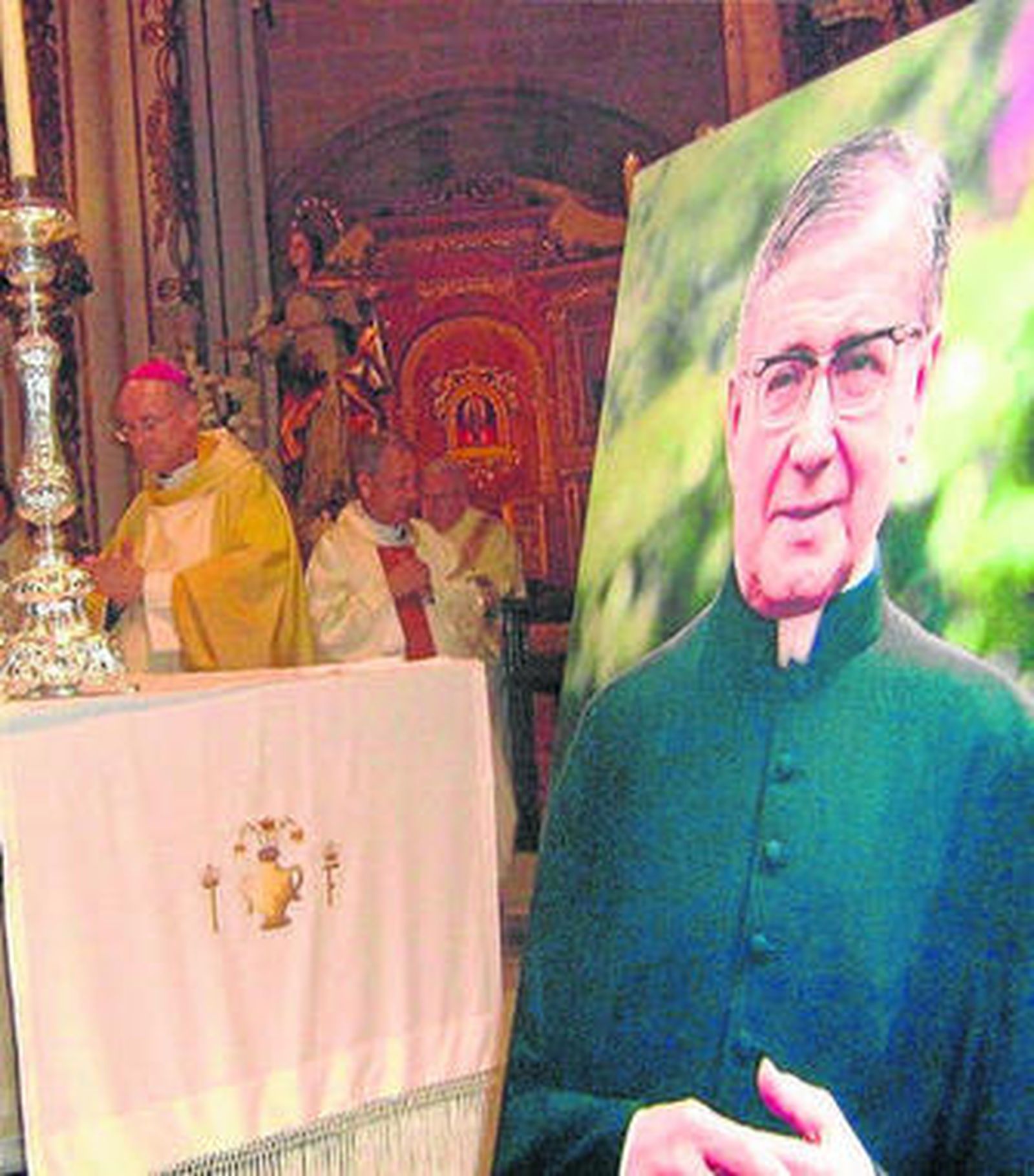 El obispo presidió la Eucaristía en memoria del fundador del Opus.