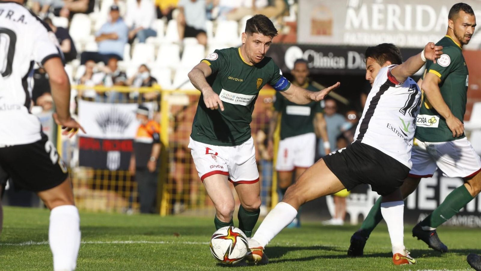 Javi Flores intenta regatear a Emilio Cubo, capitán del Mérida.