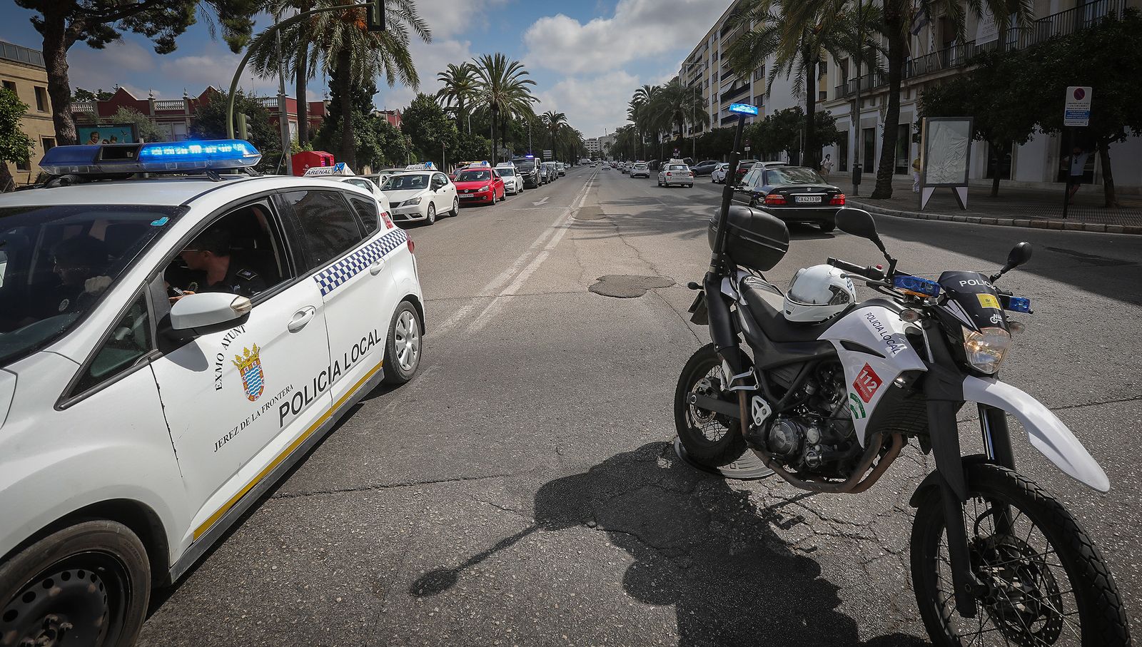 Imágenes de la caravana de protesta de las autoescuelas  por la falta de examinadores