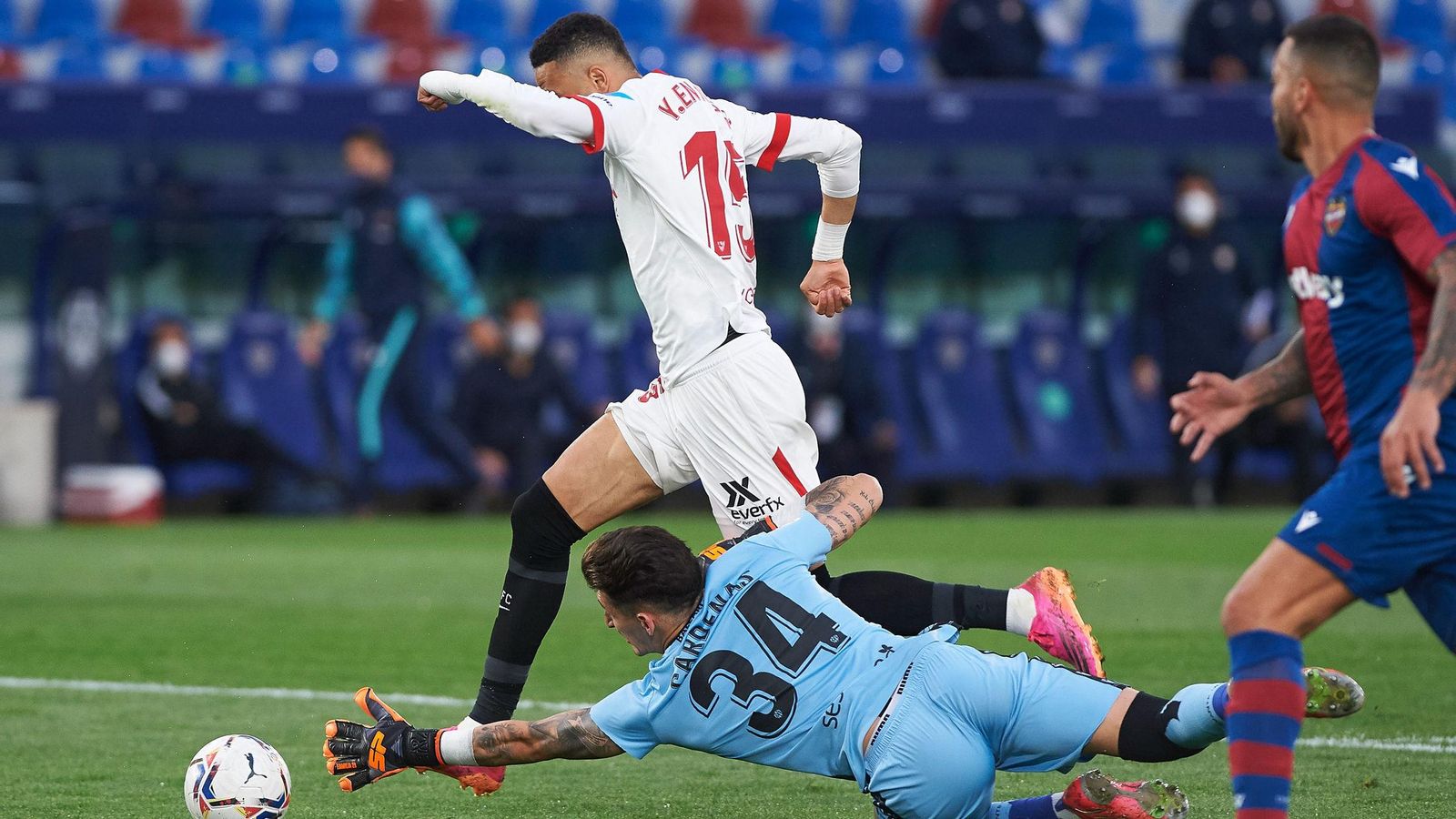 En-Nesyri, en el momento de driblar a Cárdenas en su excelente gol.