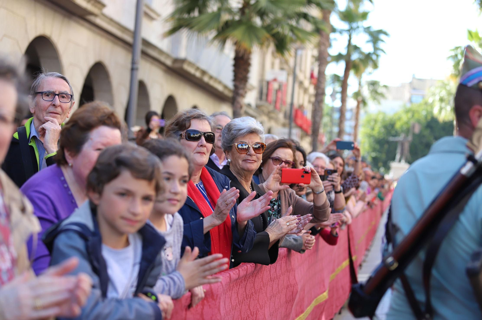 Ambiente  para recibir a la Legión en las calles de Huelva
