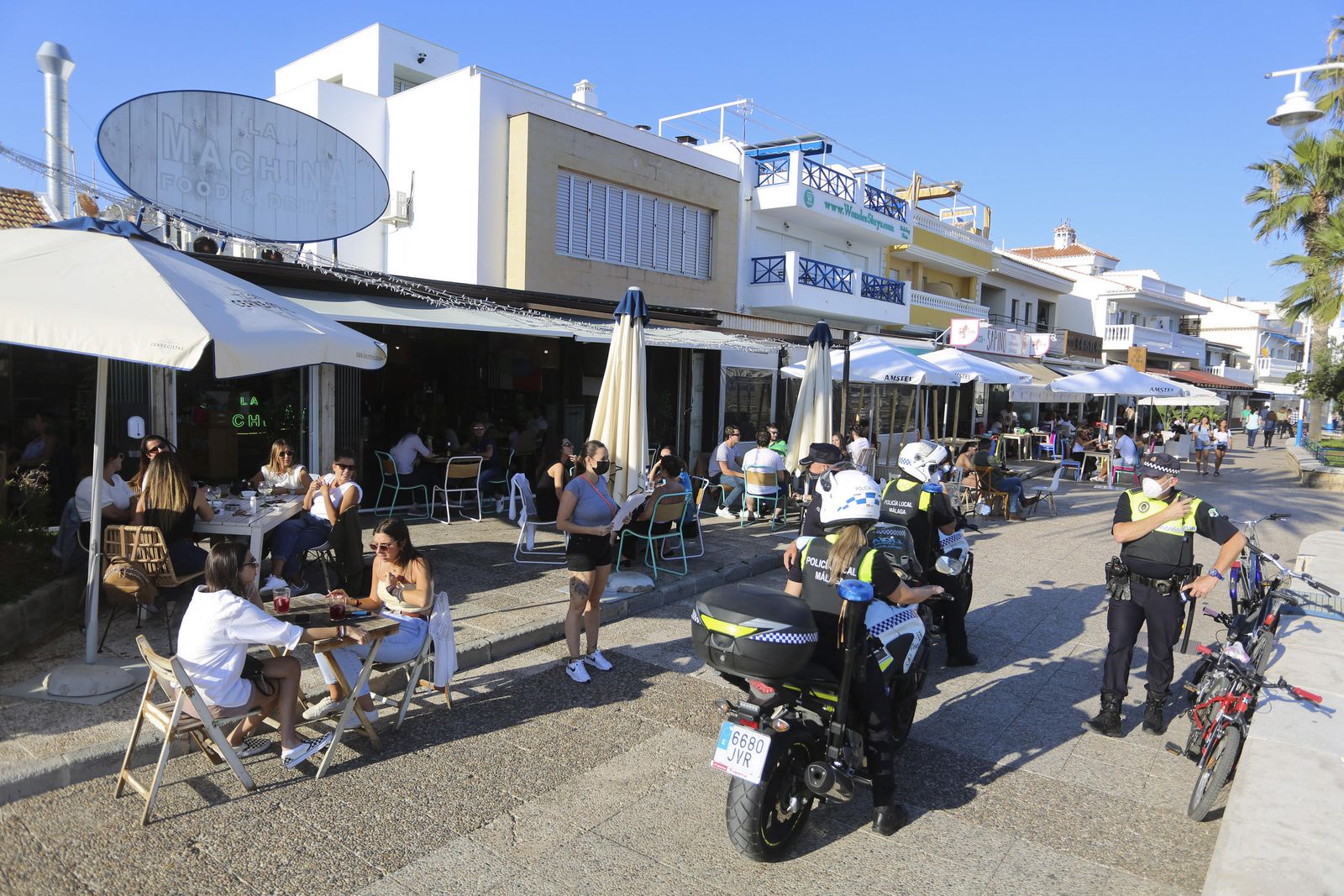 Las fotos del refuerzo policial en Pedregalejo ante su masificación