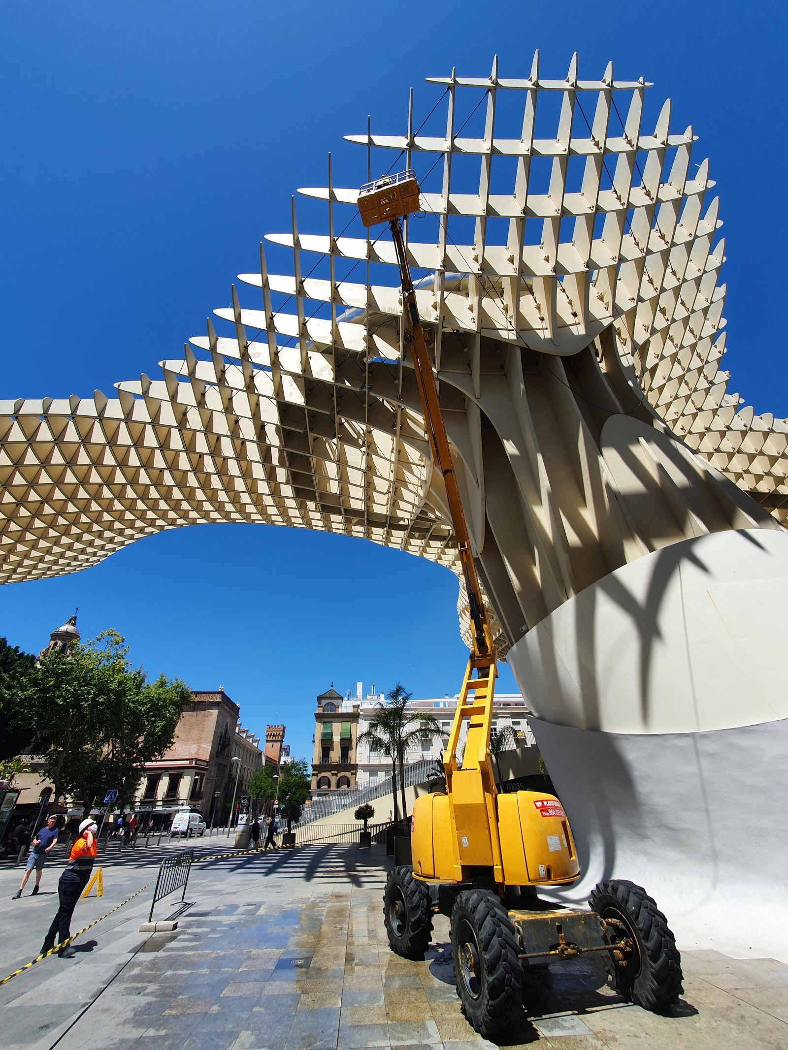 Limpieza de los parasoles de la Encarnación en los meses de confinamiento.