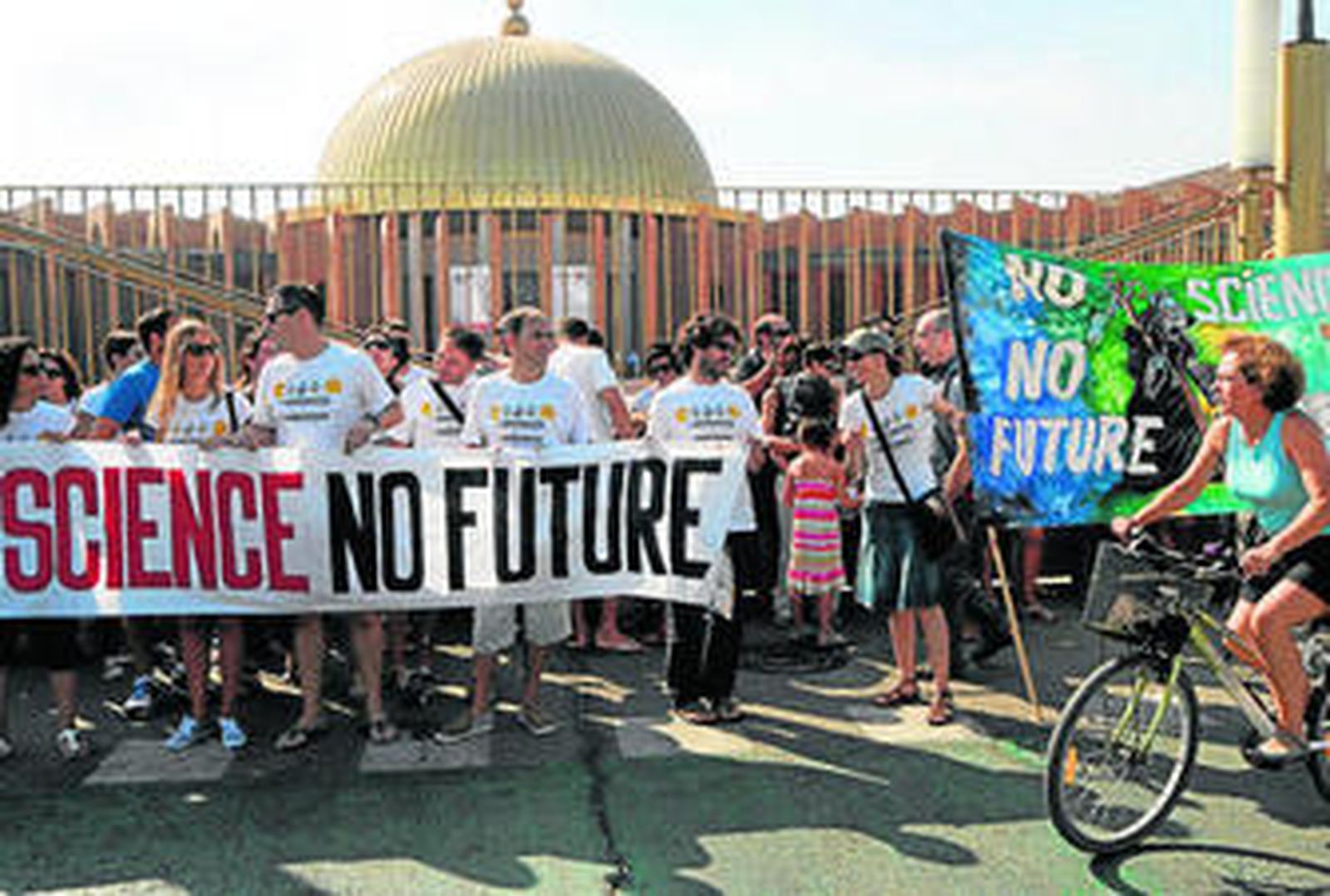 Un momento de la protesta protagonizada ayer por los científicos delante de Fibes.