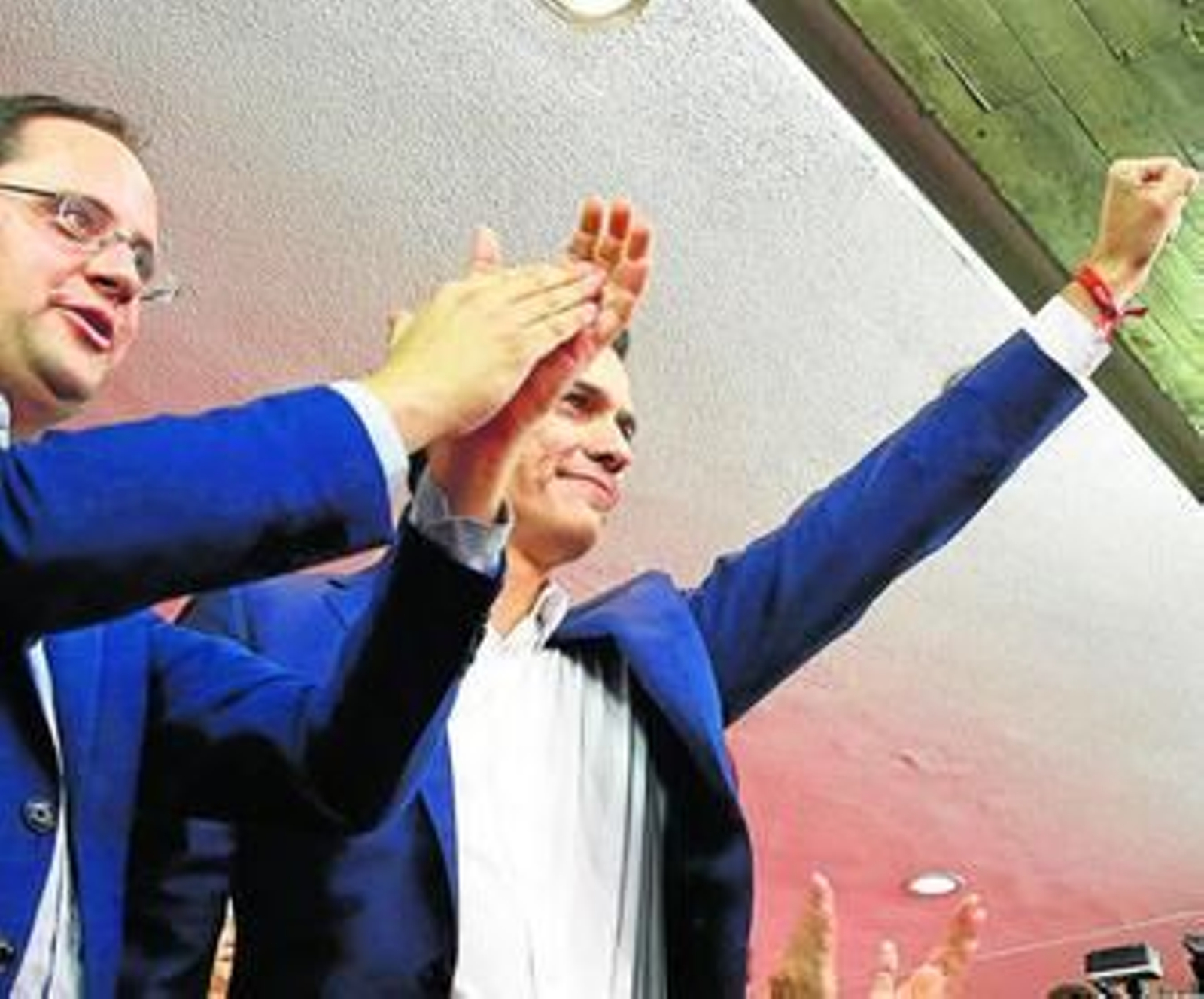 Pedro Sánchez y César Luena, ayer en Ferraz.