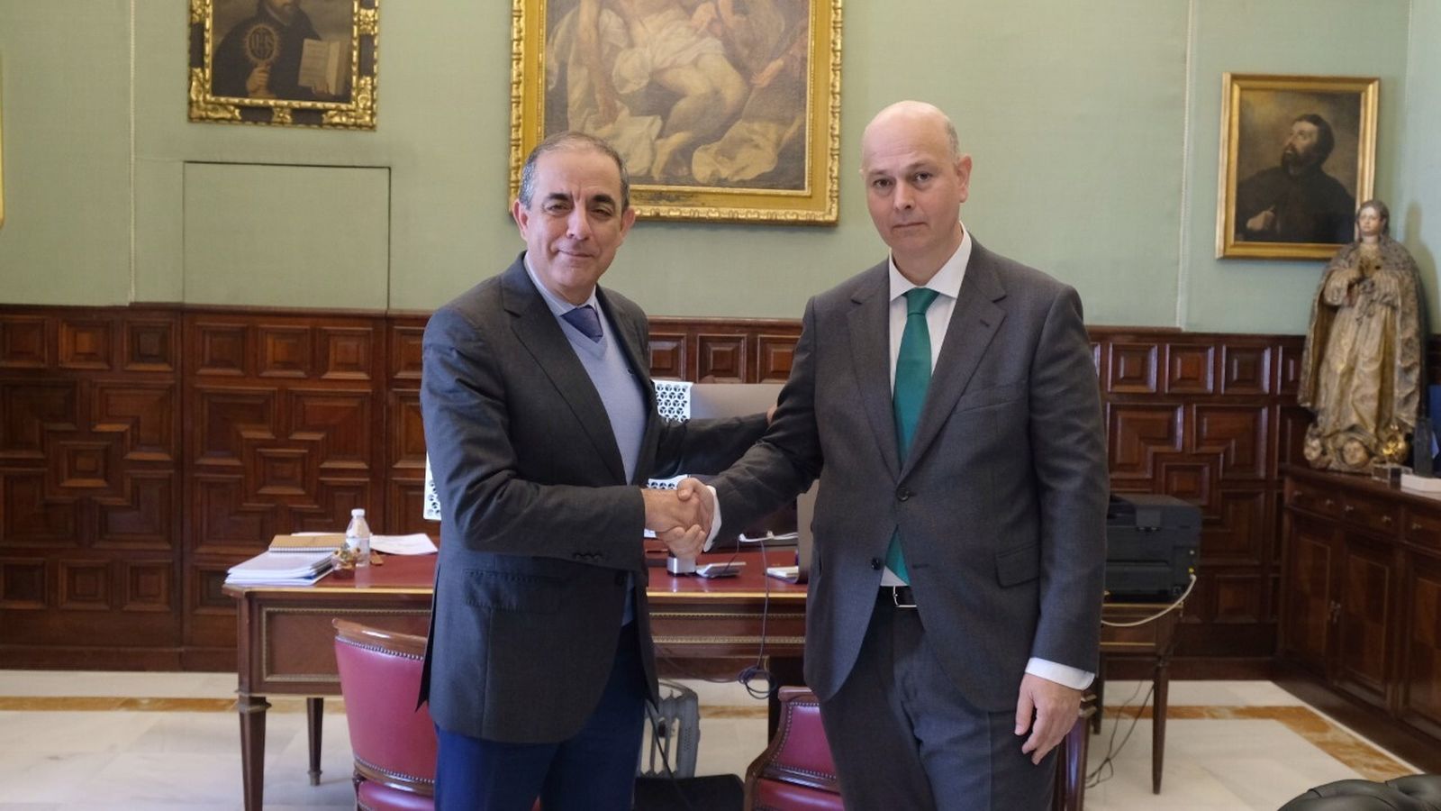 El profesor Fernando Llano (a la derecha), junto al rector de la Universidad de Sevilla.