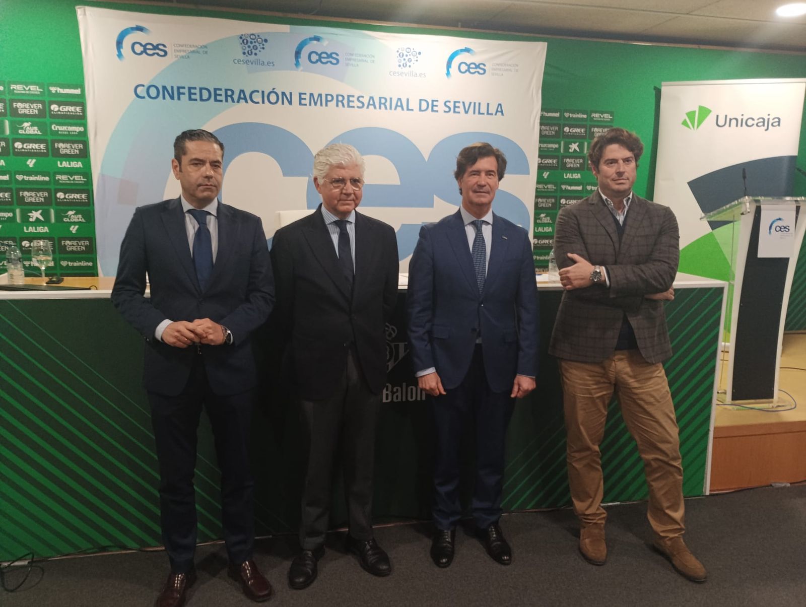 José Miguel Velázquez, director de Zona de Sevilla capital de Unicaja; Javier Aguilera, director territorial de Andalucía Occidental de Unicaja; Miguel Rus, presidente de la Confederación Empresarial de Sevilla; y Daniel Oviedo, director gerente del Estadio de la Cartuja.