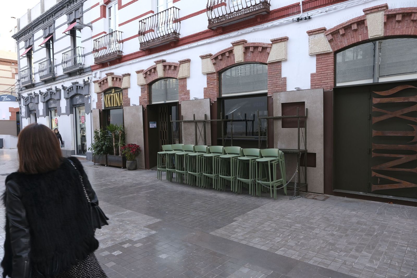 Una mujer pasa por delante del establecimiento sancionado