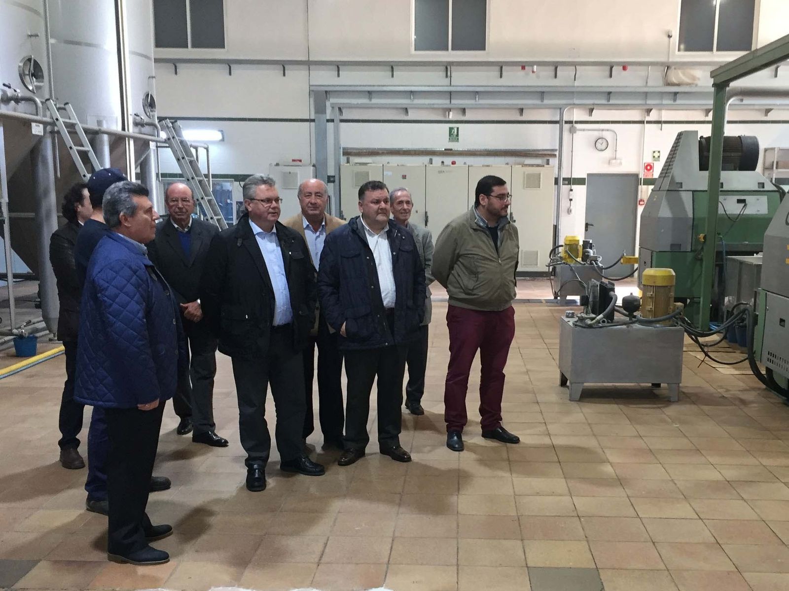 Un momento de la visita de Zurera a Olivarera Pontanense.