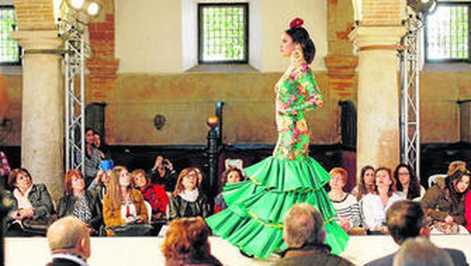 Una modelo desfila por la pasarela instalada en Caballerizas Reales.