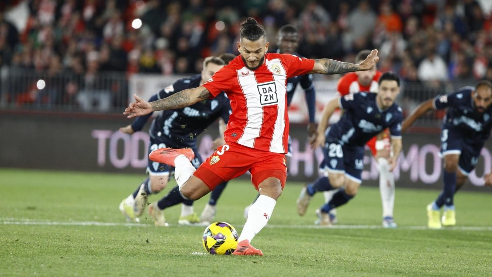 Suárez ejecuta la pena máxima ante el Cádiz.