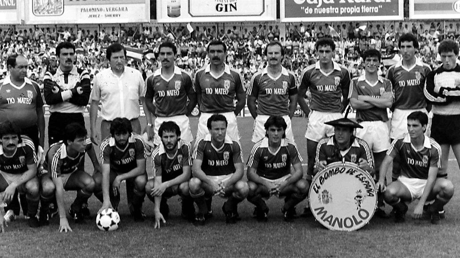 La plantilla del Xerez CD del ascenso a 2ª A en el Domecq ante el Ceuta de la 85/86,  con Manolo ‘el del Bombo’.