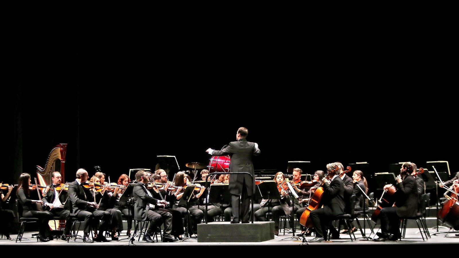 La Orquesta Álvarez Beigbeder, durante el concierto que ofreció en el Teatro Villamarta en 2018 con motivo de su vigésimo aniversario.