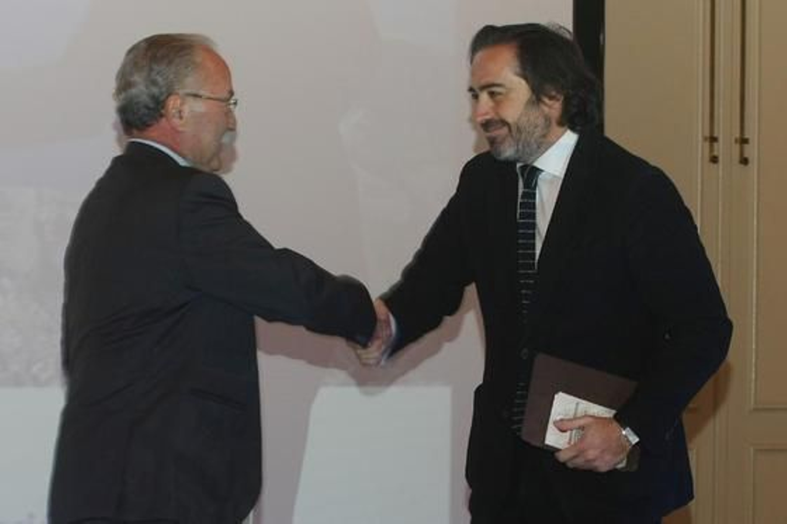 El presidente de la Autoridad Portuaria Bahía de Algeciras, Manuel Morón, saluda a Alberto Grimaldi, director de 'Europa Sur'.

Foto: Paco Guerrero