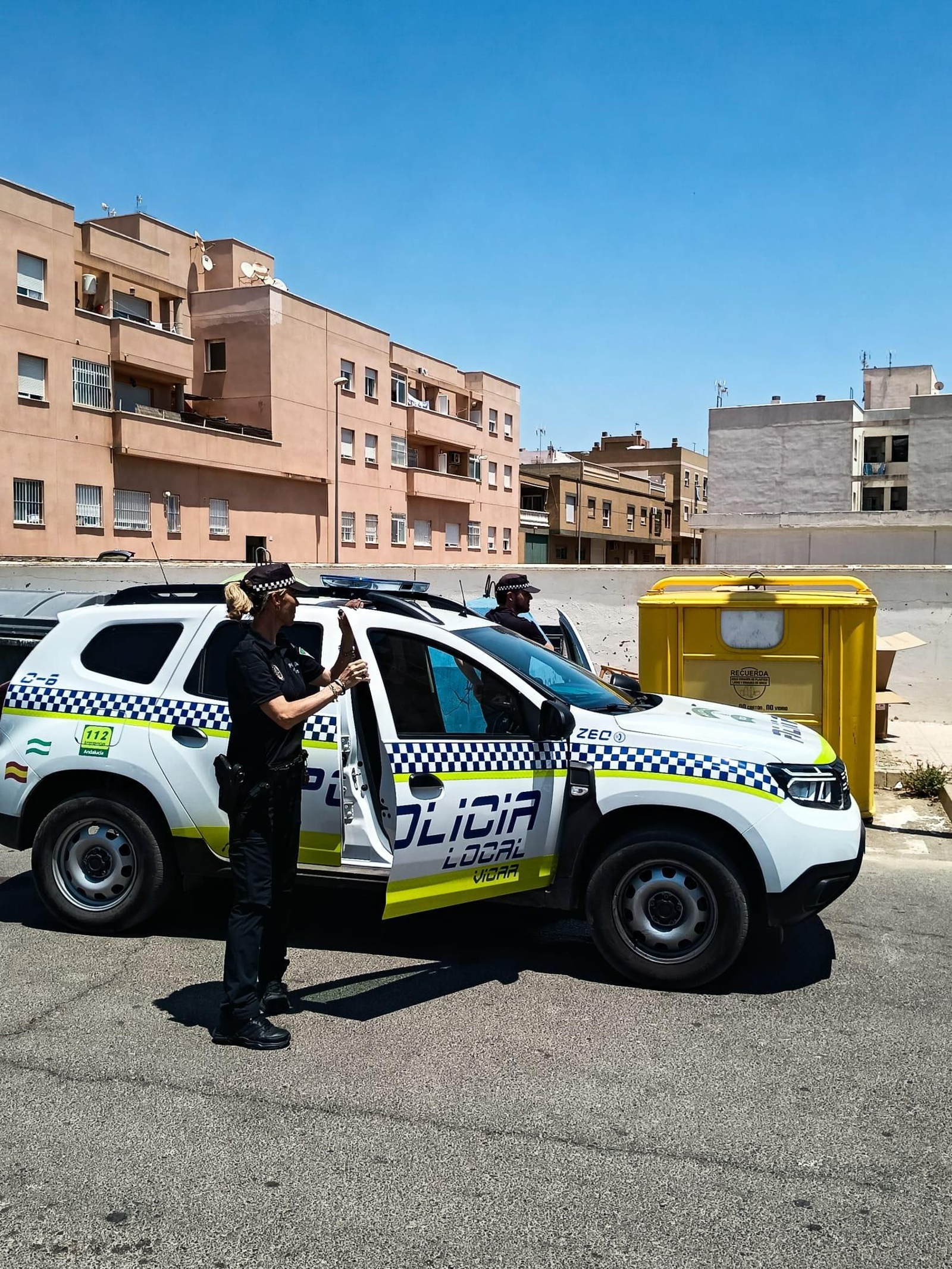 Agentes de la Policía Local de Vícar se disponen a retirar enseres depositados indebidamente. Agentes de la Policía Local de Vícar se disponen a retirar enseres depositados indebidamente.