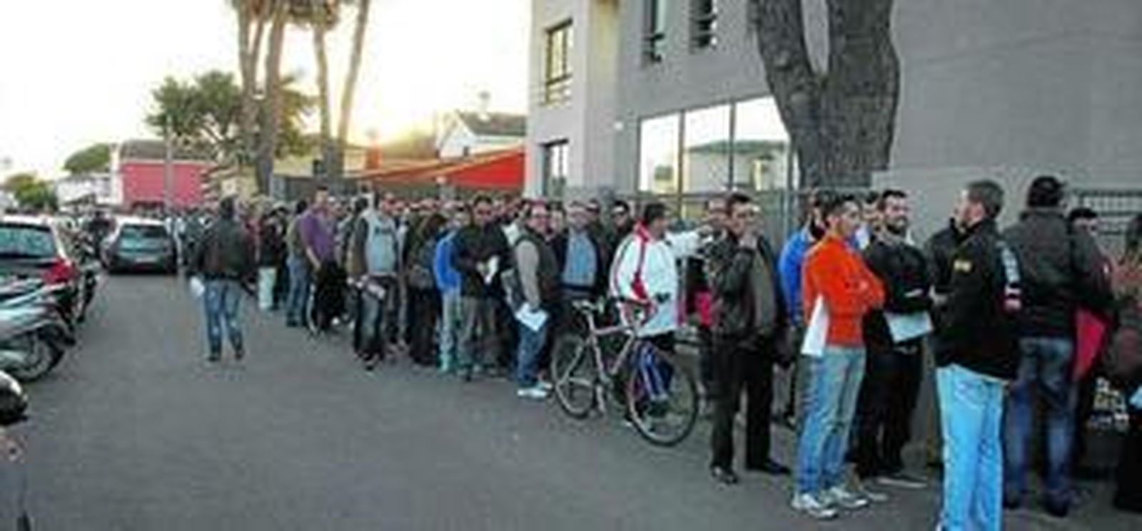 Una imagen de las colas que se formaron a ls puertas de la empresa Gyocivil el día de recogida de los currículum tras el anuncio de la oferta de empleo.