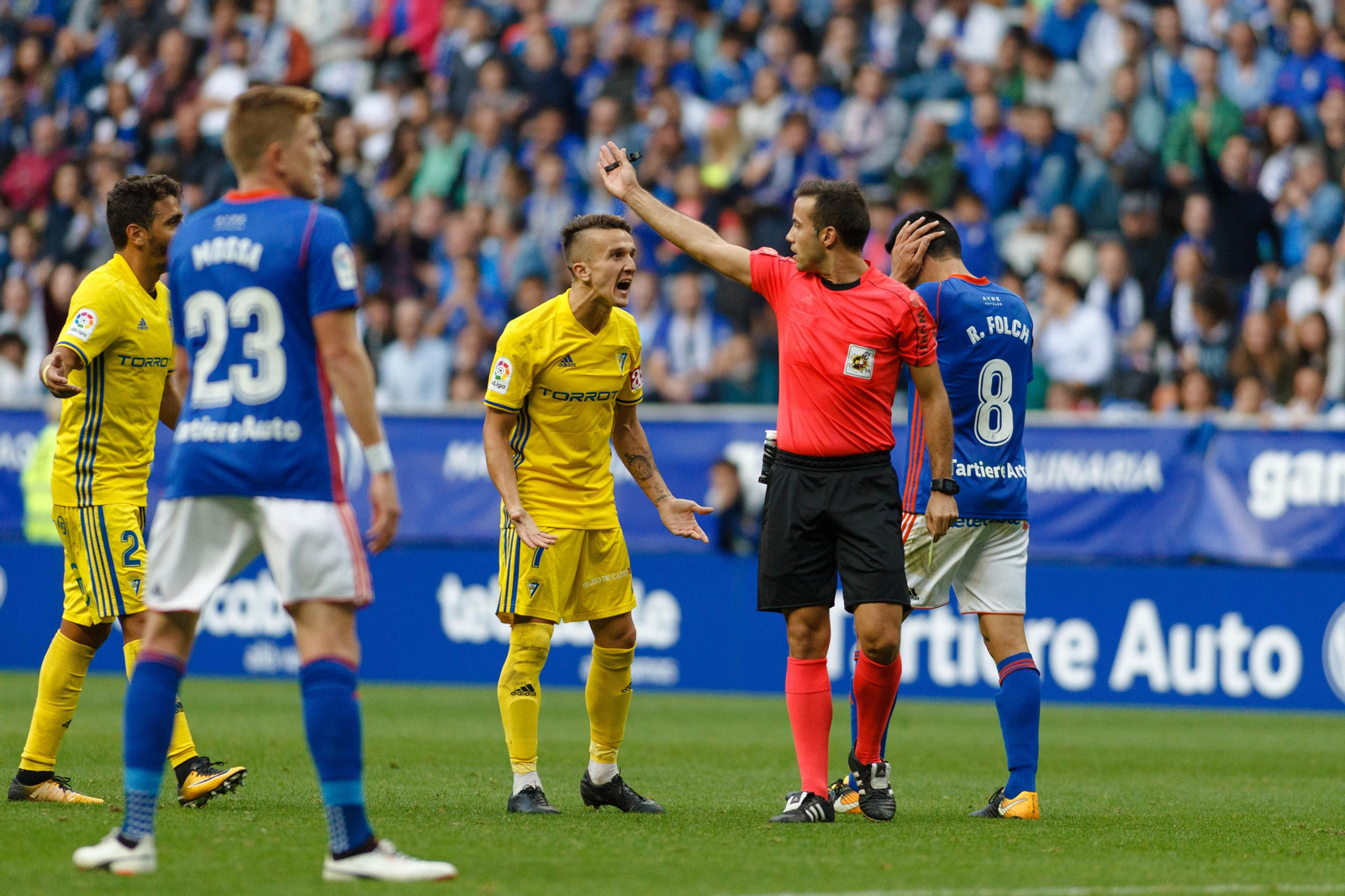 Salvi protesta a De la Fuente Ramos en el partido disputado en Oviedo la pasada temporada.