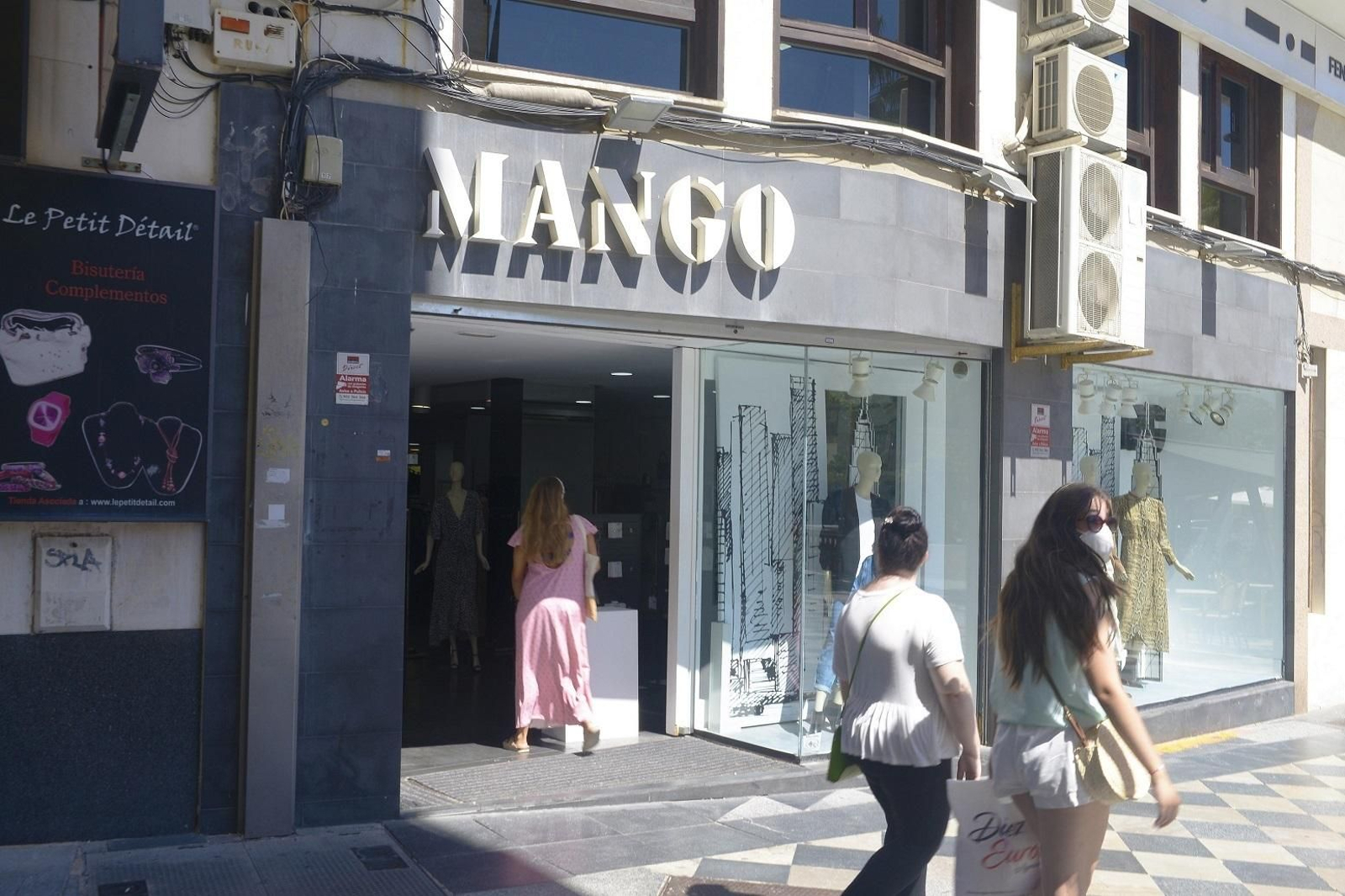 Tienda de Mango en la Plaza Alta de Algeciras
