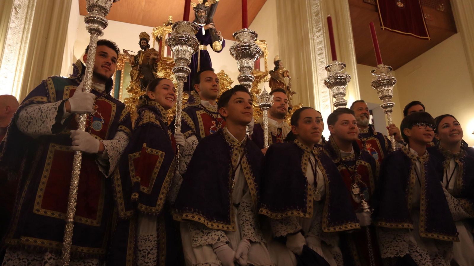 La salida de la hermandad de San Pablo desde el Santuario de los Gitanos