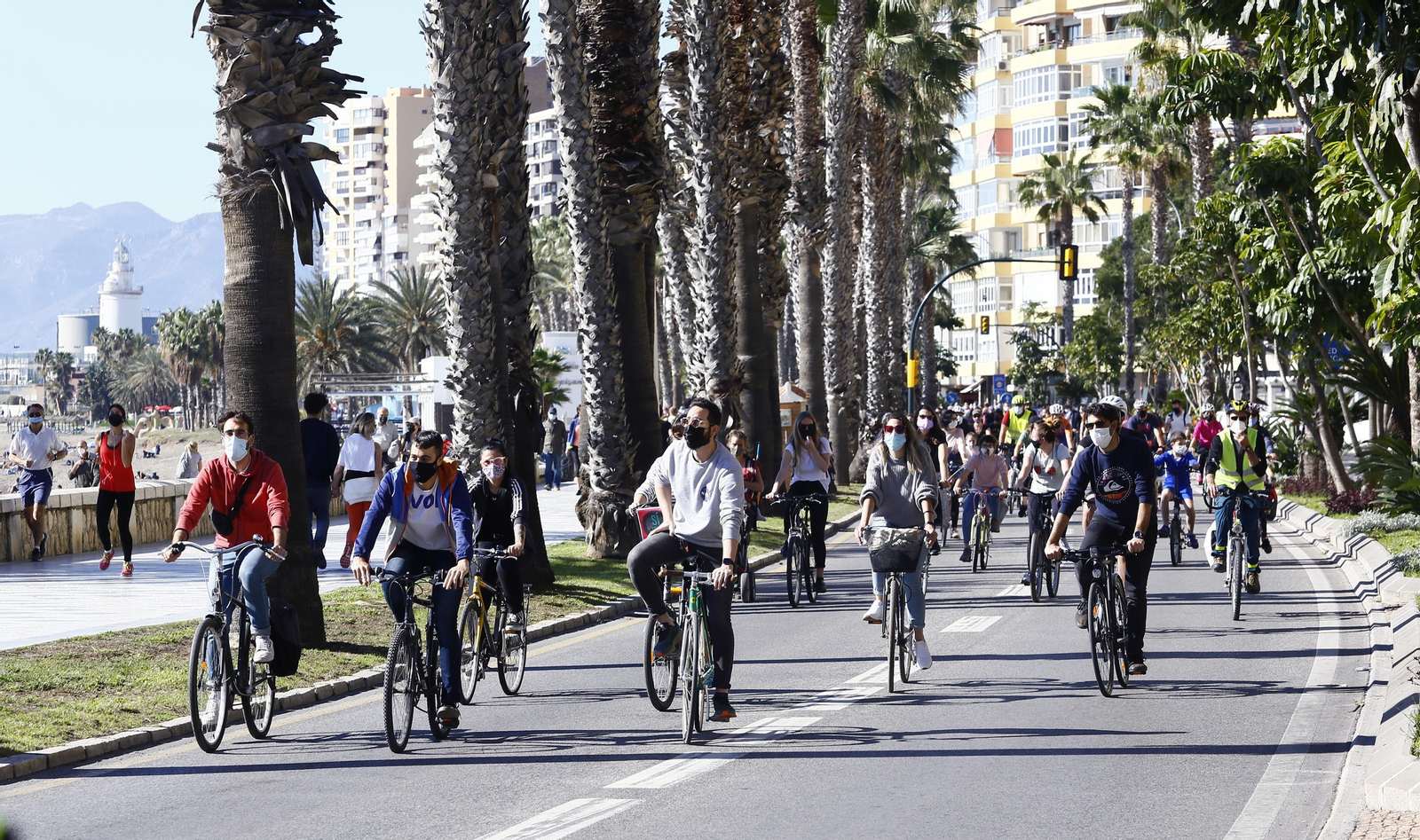 Fotos de la marcha de cientos de bicis en Málaga
