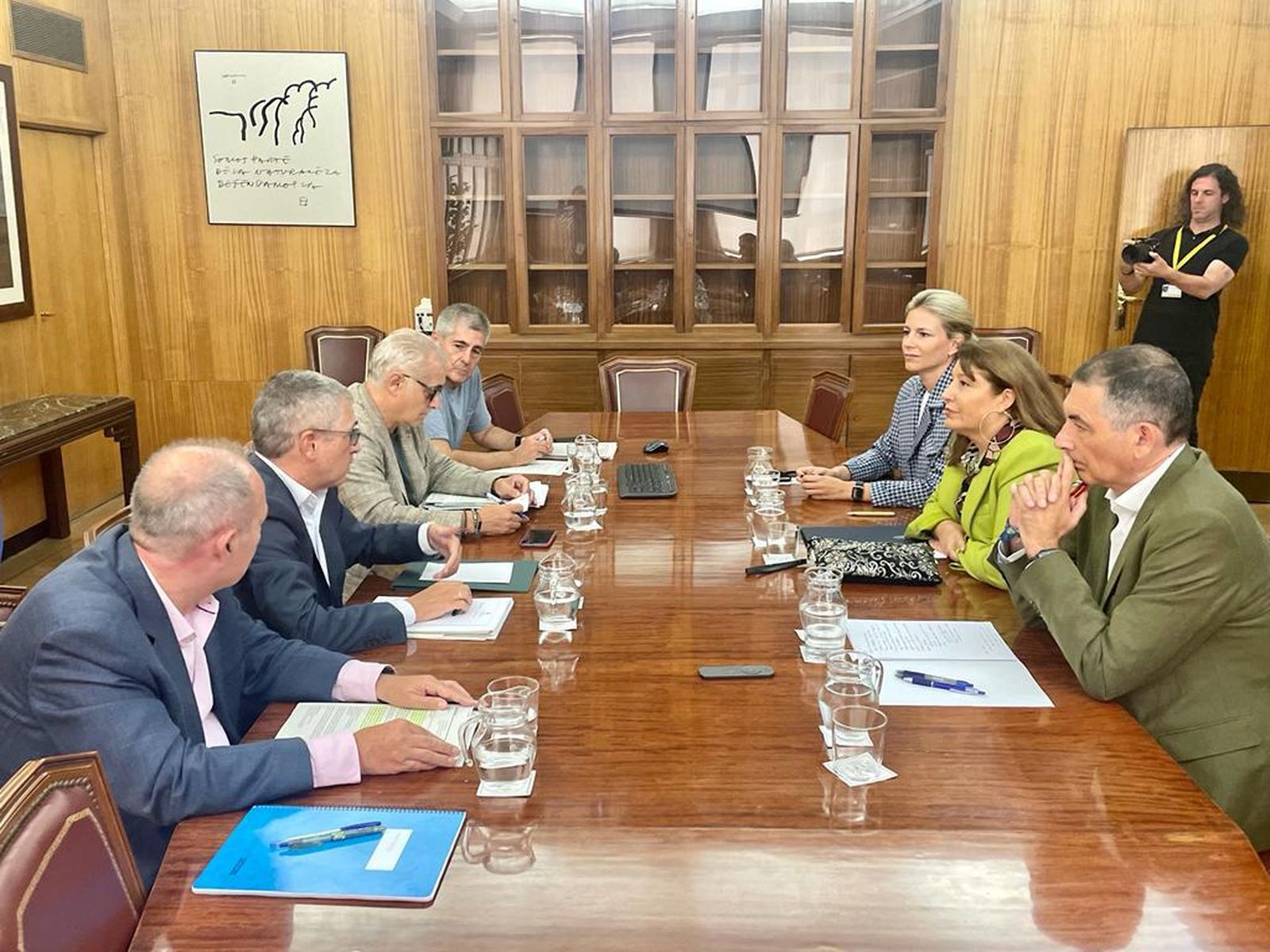 Reunión entre Carmen Crespo y Hugo Morán en Madrid.