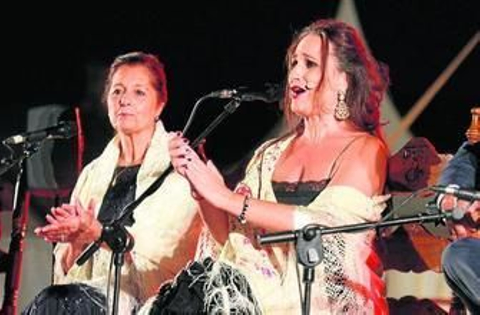 Tina Pavón y Regina en plena actuación en la noche del sábado en el escenario Quitasueños del Barrio Obrero.