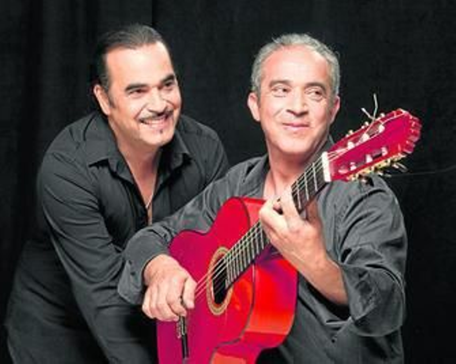 Los Banis, Juan y Ramón Cortés, acompañan a Parrita.