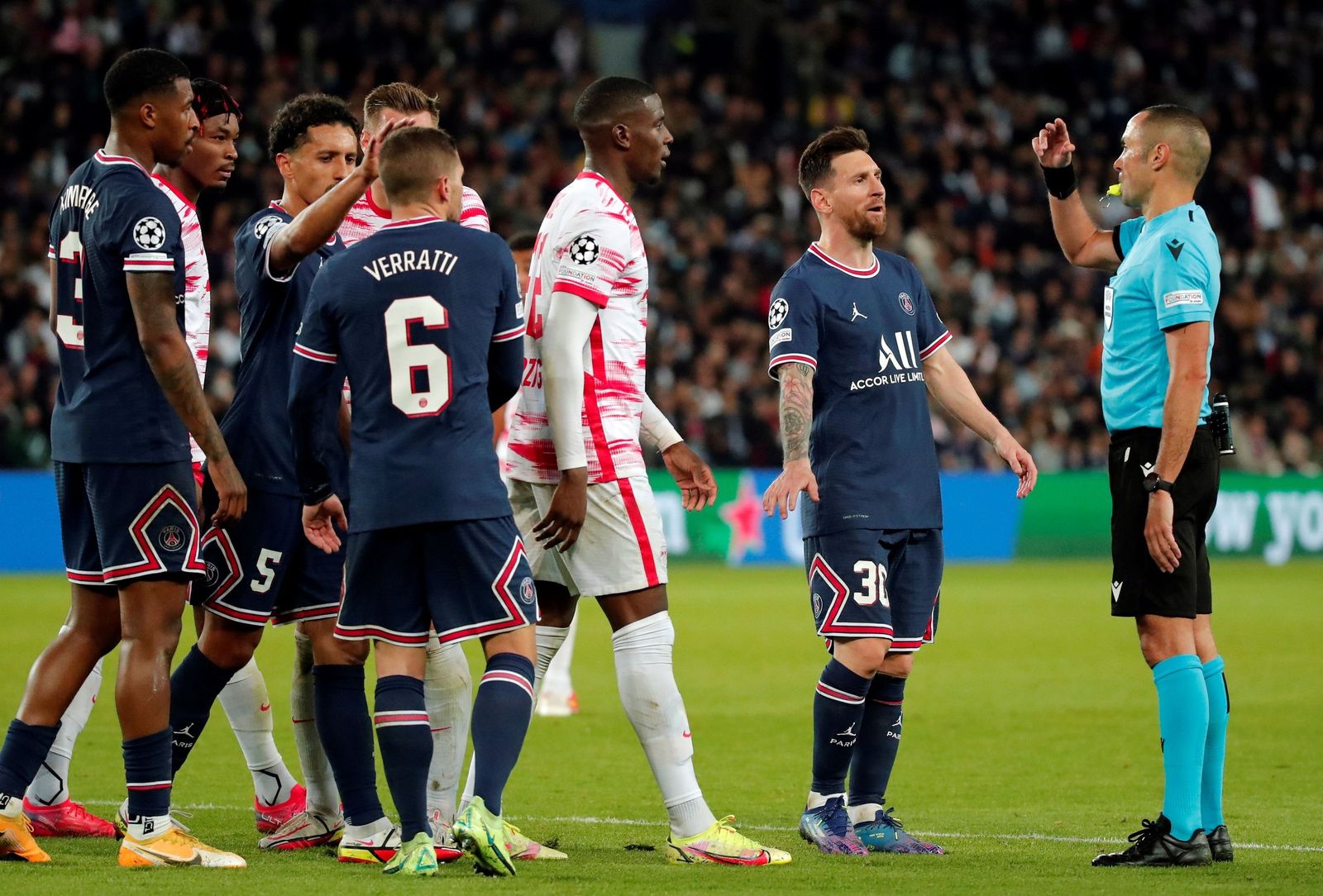 Marco Guida, ante Messi en un partido de Champions del PSG esta temporada.