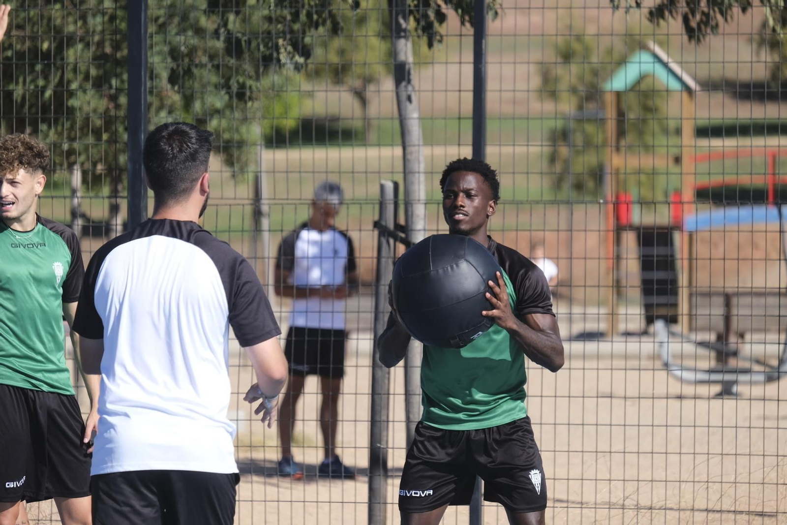 El entrenamiento del Córdoba CF en el parque de la Asomadilla, en imágenes