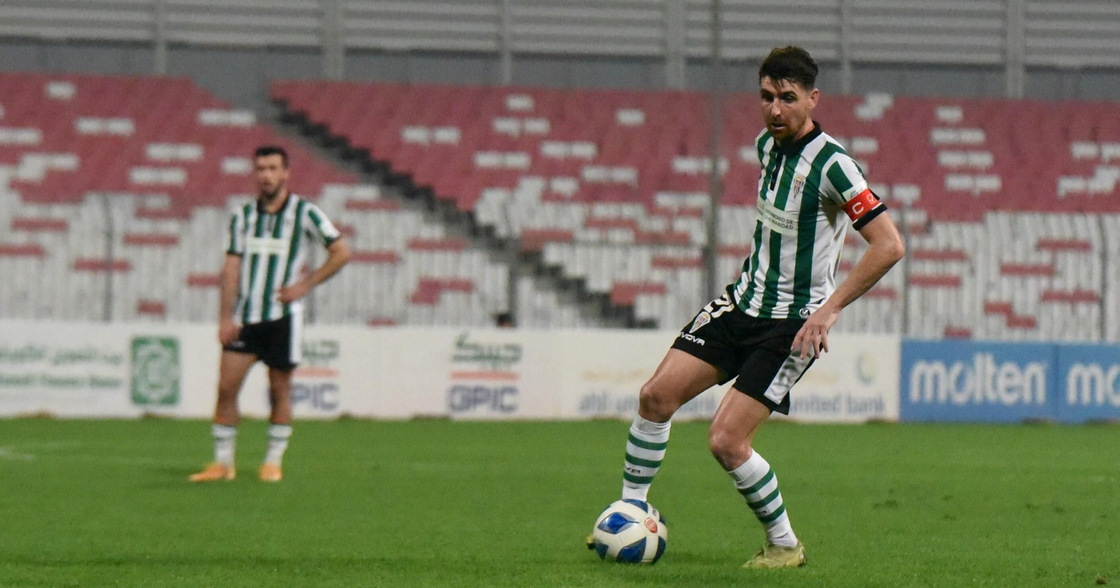 Javi Flores controla el balón en el primer amistoso del Córdoba CF en Bahréin.