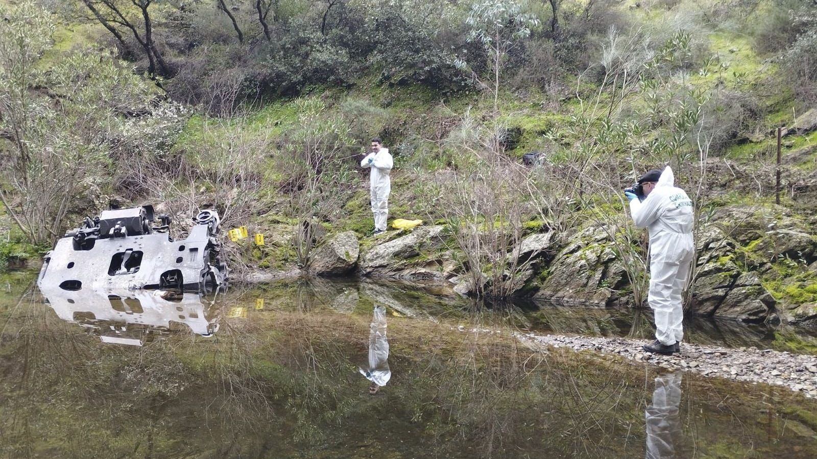 La Guardia Civil investiga la pieza metálica in situ