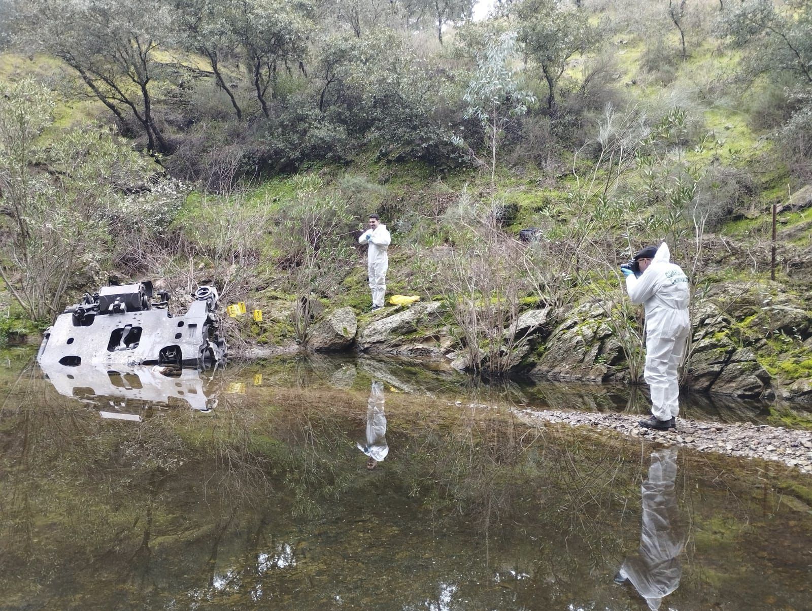 La Guardia Civil investiga la pieza metálica in situ