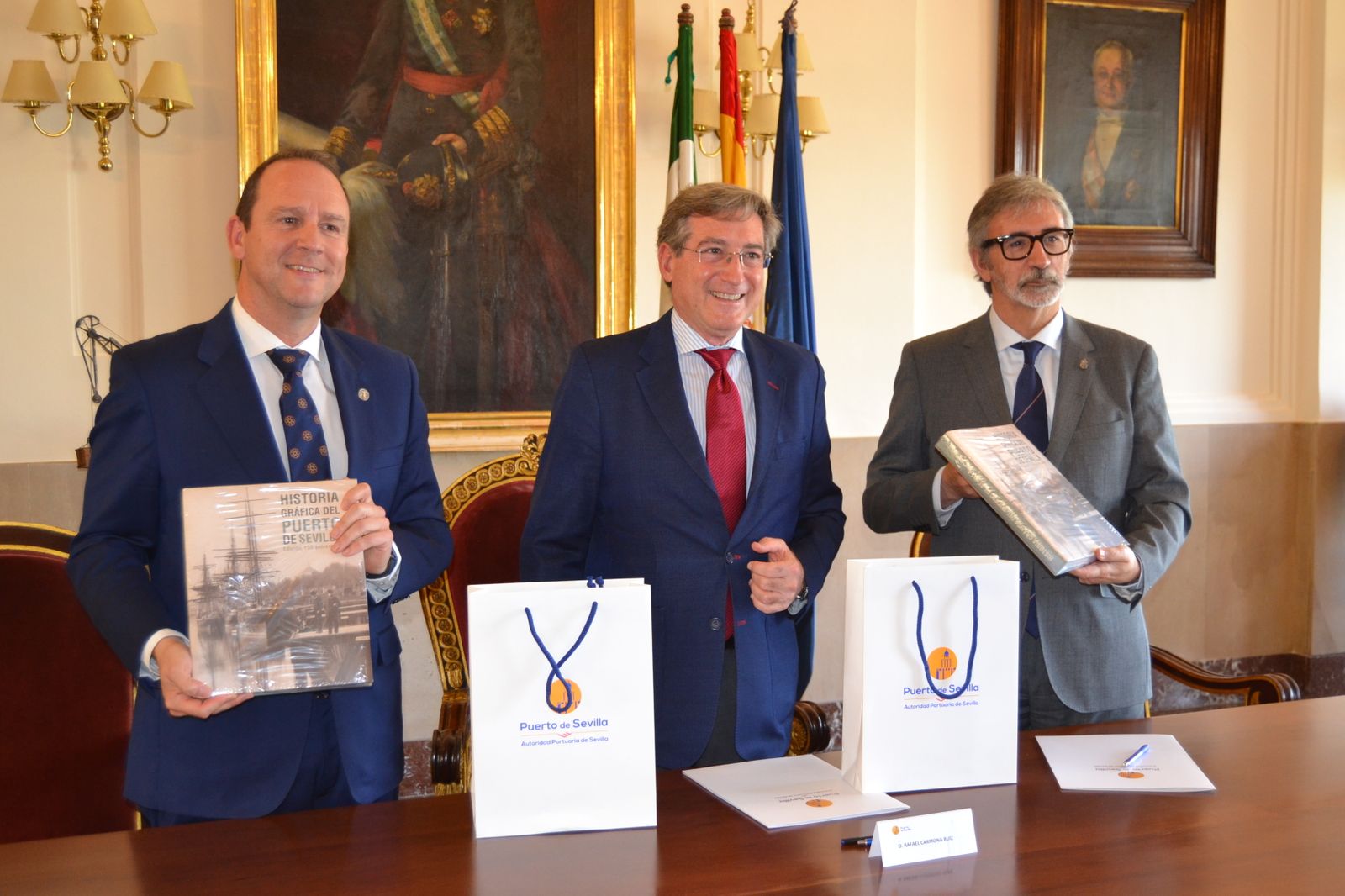 José Ignacio García (UNIA), Rafael Carmona (Puerto de Sevilla) y  Francisco Piniella (rector de la UCA) este jueves.,
