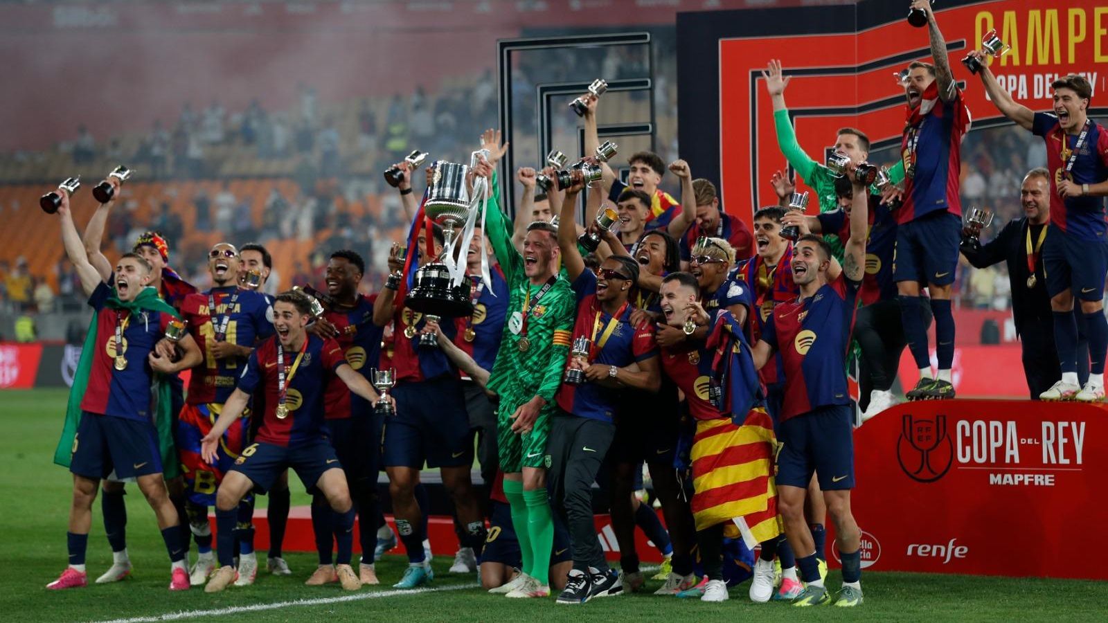 Los futbolistas del Barcelona festejan con la Copa del Rey en el Estadio de la Cartuja.