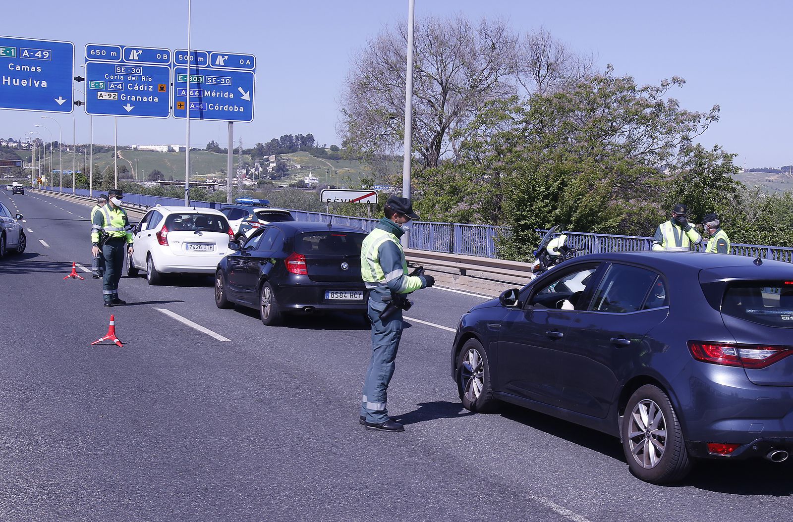 Controles de la Guardia Civil y Policía Local agradeciendo aplausos