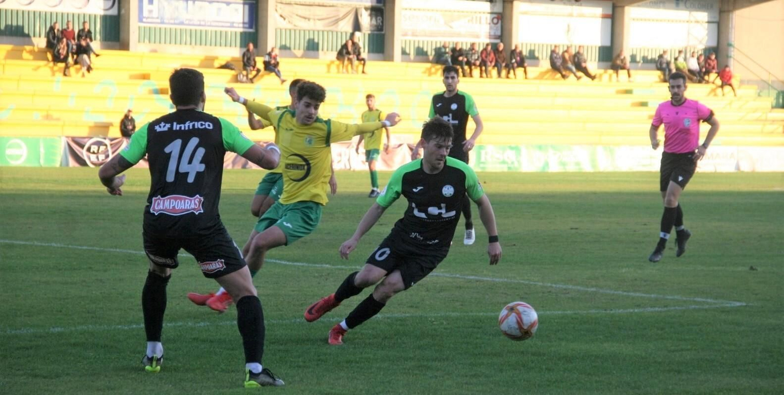 Iván Henares trata de controlar el balón en el área de Los Barrios.