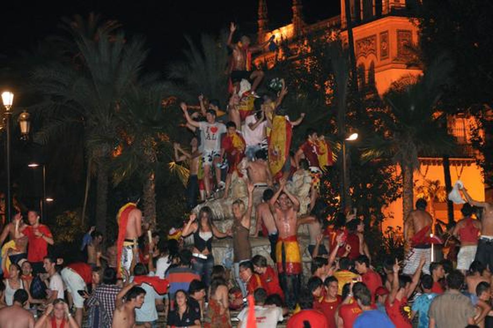 Algunos aficionados se suben a la fuente para festejar. 

Foto: Manuel Gómez